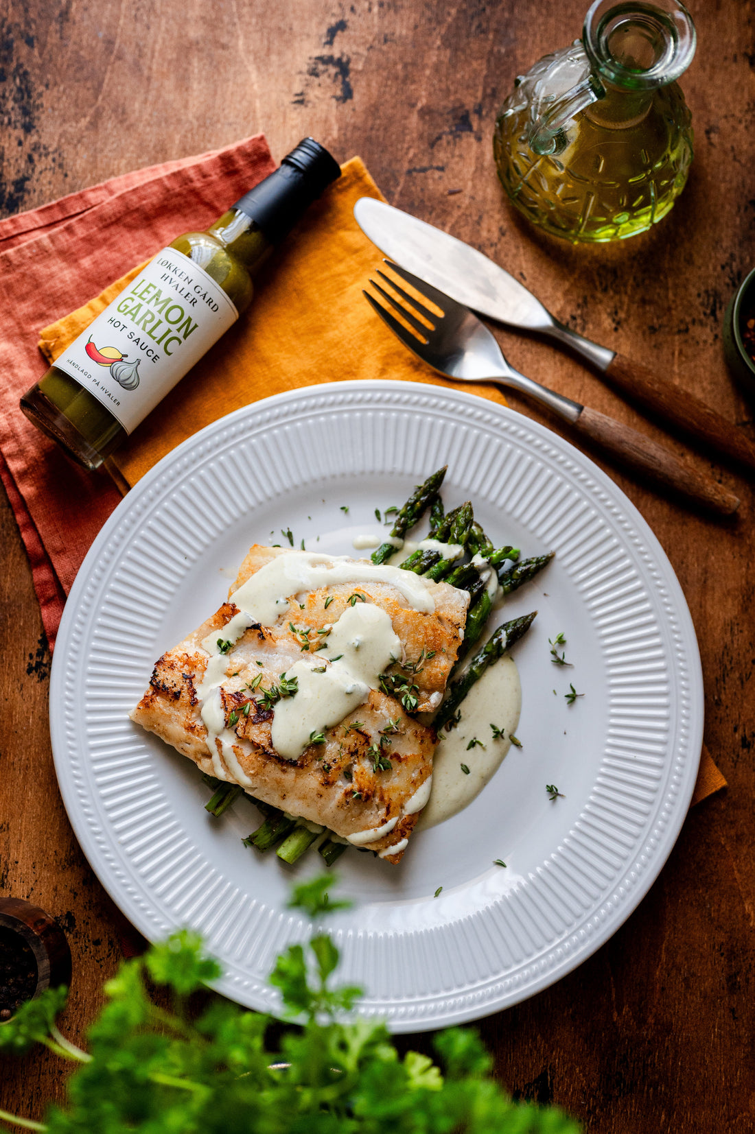 Hvit fisk med grillet asparges og Lemon Garlic-rømme